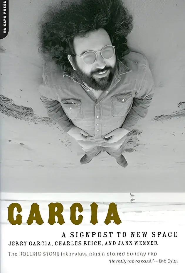 Zwarte-witte boekomslag met portret van jerry garcia met krullend haar en bril getiteld garcia een teken naar nieuwe ruimte