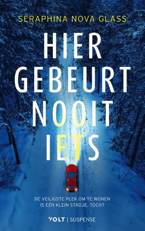 Rood seraphina nova glass auto rijdt over een besneeuwde weg in de nacht bij hier gebeurt nooit iets