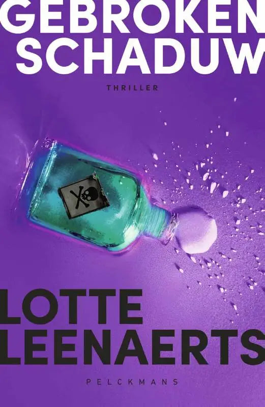 Een doorzichtige teal glazen fles met een zwart-wit vergiftlabel liggend opzij tegen een paarse achtergrond gebroken schaduw