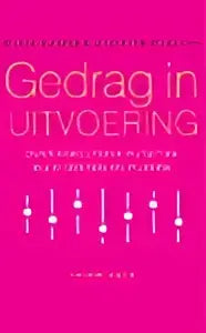 Een levendige roze poster van gedrag in uitvoering met witte tekst gericht op psychologie algemeen diana smidts mariëtte huizinga