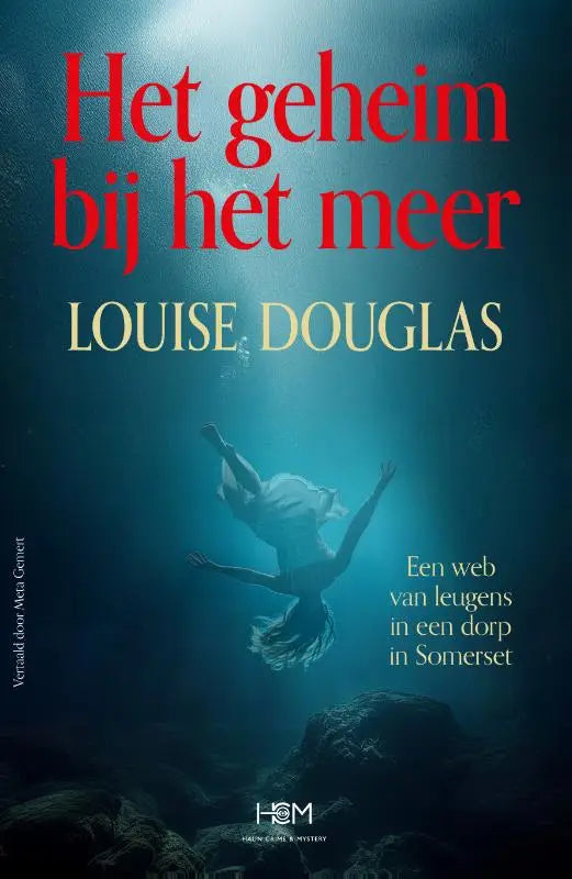 Het geheim bij het meer boek met gedurfde rode en gouden tekst op een diepblauwe onderwaterscene met drijvend figuur