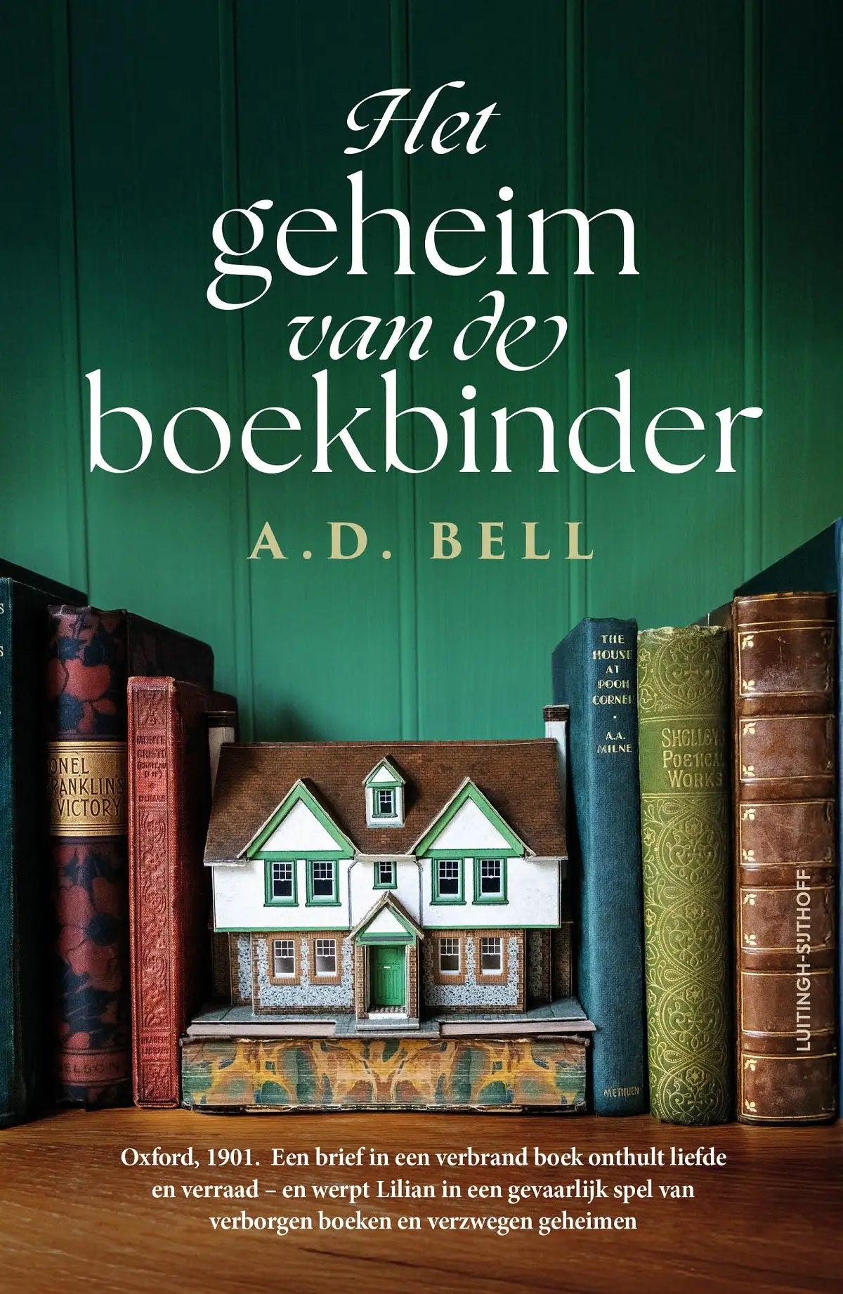 Miniatuur tweeverdiepingen huismodel met bruin dak groene rand witte muren met blauwgrijze steenpatronen voor vertaalde literaire roman het geheim van de boekbinder