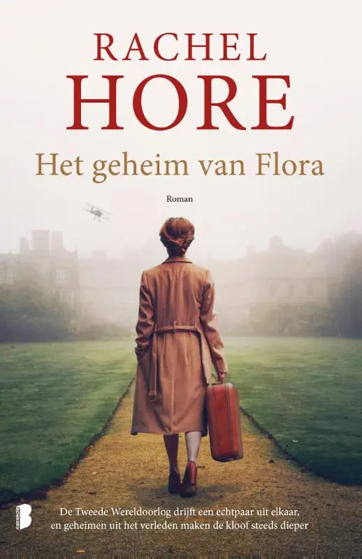 Een vrouw in een beige trenchcoat loopt weg met een roodbruine koffer in het boek het geheim van flora over tweede wereldoorlog drijft