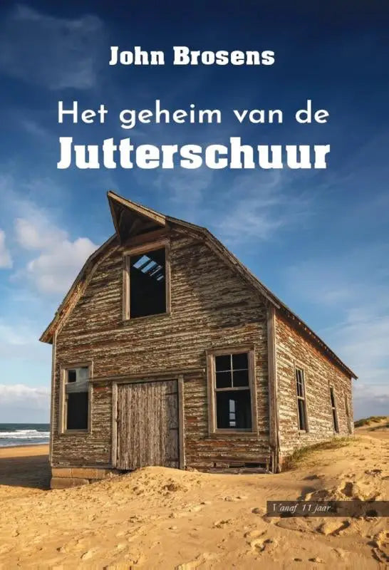 Het geheim van de jutterschuur weerspitte houten schuur met afbladderende verf en rustieke ramen aan het strand