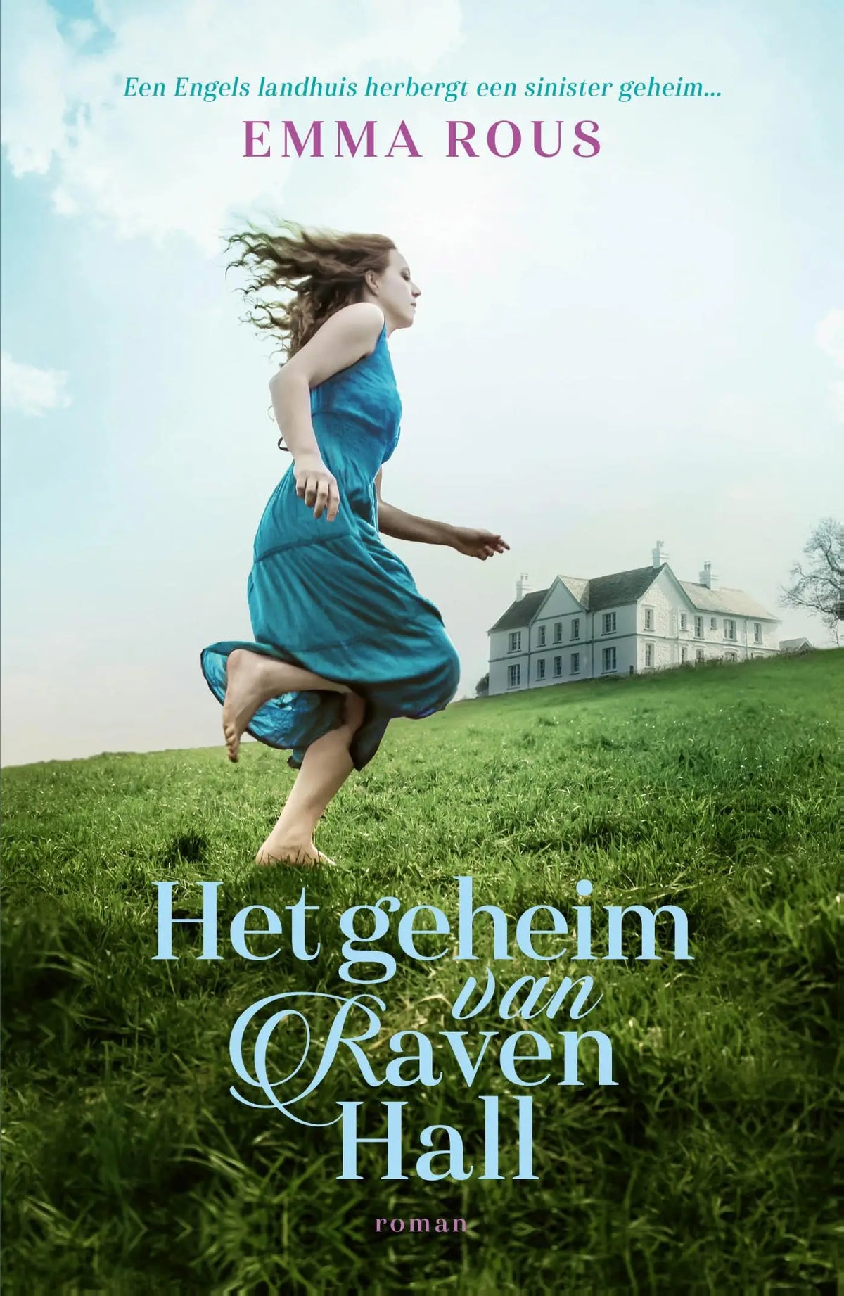 Een vrouw in een vloeiende blauwe jurk rent blootsvoets door een grasveld bij het boek het geheim van raven hall van emma rous vertaalde literaire roman