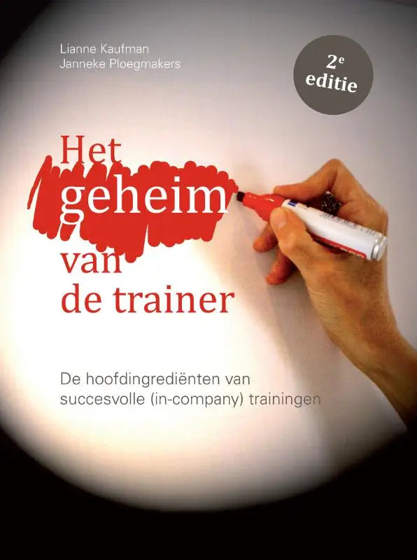 Een hand houdt een rood-witte marker klaar om te schrijven bij Het geheim van de trainer van Pearson Benelux