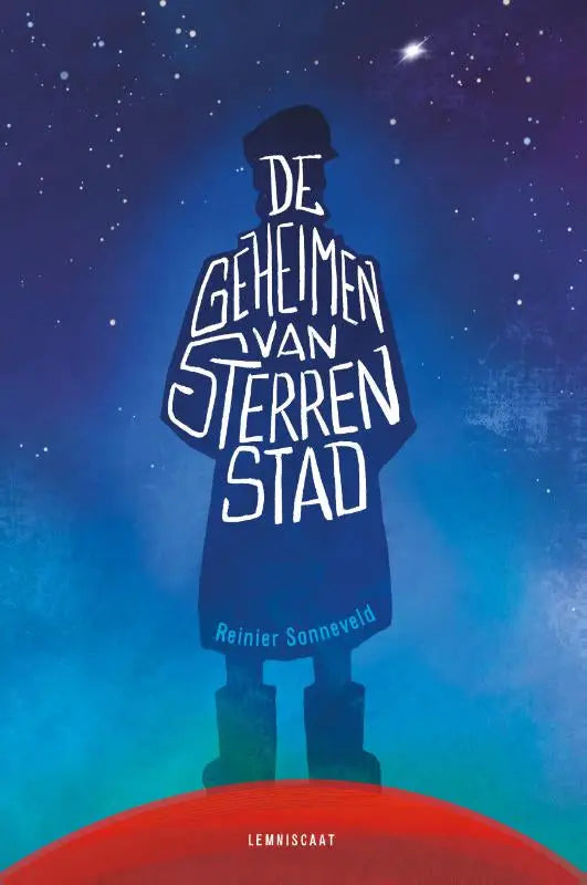 Een donkerblauwe silhouetfiguur met hoed en jas op een rode kromme ondergrond tegen een sterrenhemel in de geheimen van sterrenstad van reinier sonneveld