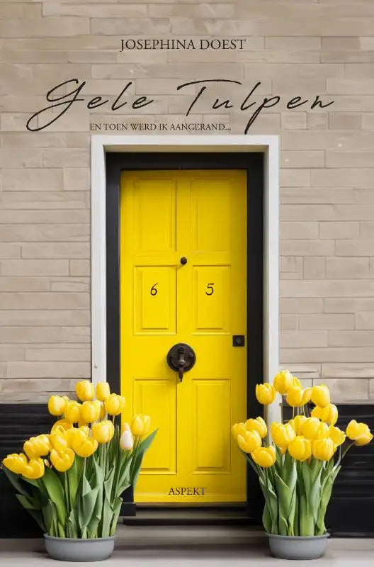 Heldere gele dubbele deur met zwarte rand en donker metalen handvat, geflankeerd door potten met gele tulpen