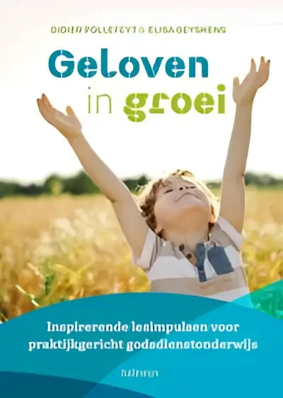 Een kind in een wit shirt met blauwe strepen houdt de handen omhoog voor een veld bij zonlicht voor inspirerende lesimpulsen praktijkgericht godsdienstonderwijs