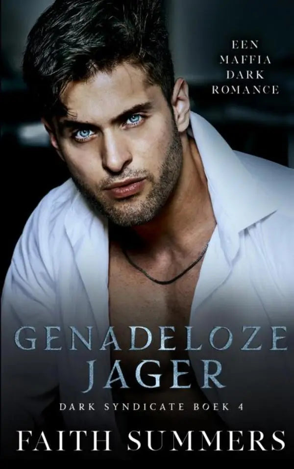 Man met blauwe ogen en donker haar in een witte overhemd bij het product genadeloze jager