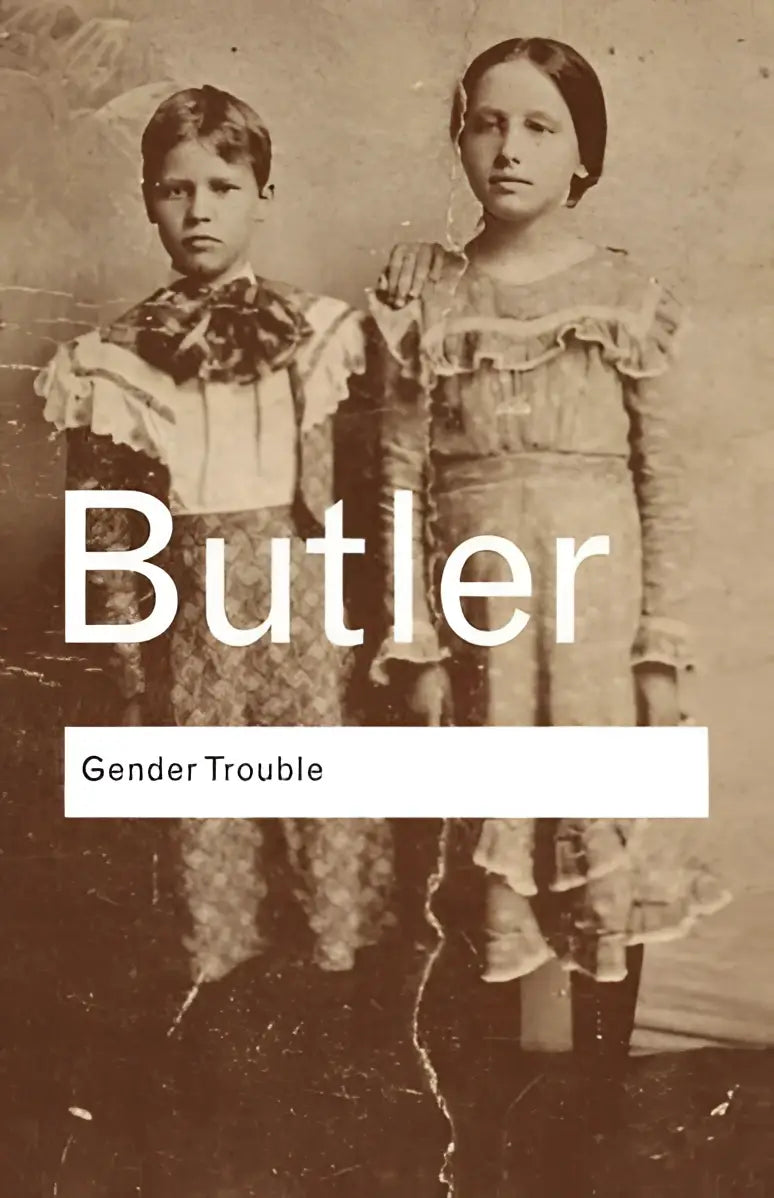 De cover van het boek gender trouble toont de titel butler in wit op een sepiafoto van kinderen in oude kleding