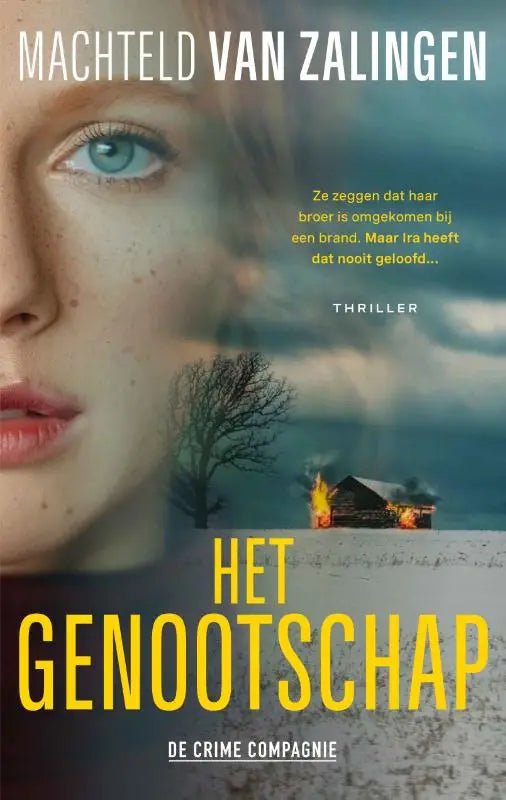Het boek het genootschap toont een vrouw met blauwe ogen en sproeten voor een brandend huis in een besneeuwd landschap