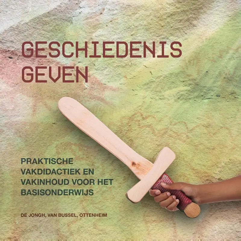 Een kind houdt een lichtgekleurde houten speelgoedzwaard met rode handgreep voor meereke bosua hoger onderwijs maatschappij hoger