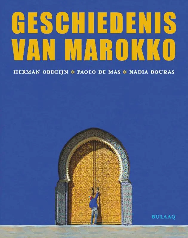 Geschiedenis van marokko met een levendige gele sierlijke boogdeur met geometrische patronen tegen blauwe achtergrond