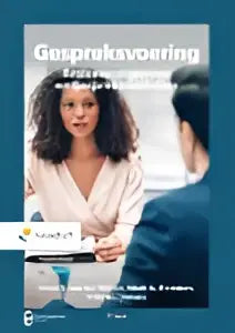 Professionele vrouw met donker krullend haar in lichte blouse voor gespreksvoering in management algemeen