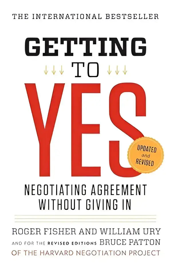 Het boek getting to yes toont een wit omslag met rode en zwarte typografie en stapsgewijze strategie voor yes negotiating agreement