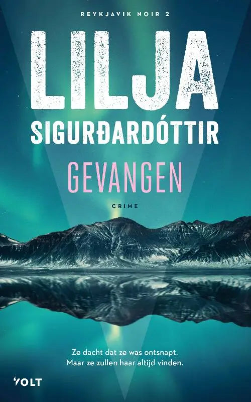 De boekcover van gevangen door lilja sigurðardóttir toont witte en roze letters op een achtergrond van besneeuwde bergen en aurora’s