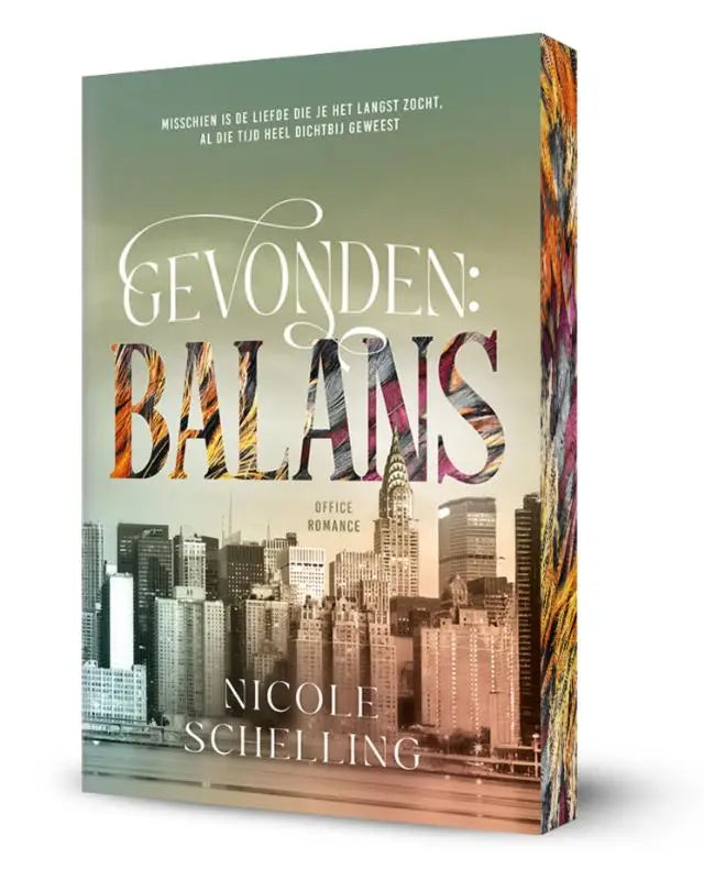 De boekcover van gevonden balans toont de titel in vurige oranje en rode letters op een stadsgezicht