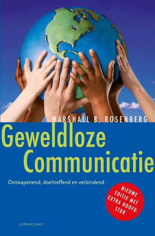 Hands holding a blue and green globe symbolizing geweldloze communicatie in communicatiekunde algemeen context