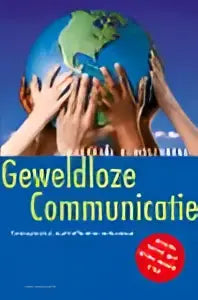 Blauwe globe met handen die de ogen bedekken voor het product geweldloze communicatie gericht op communicatiekunde algemeen