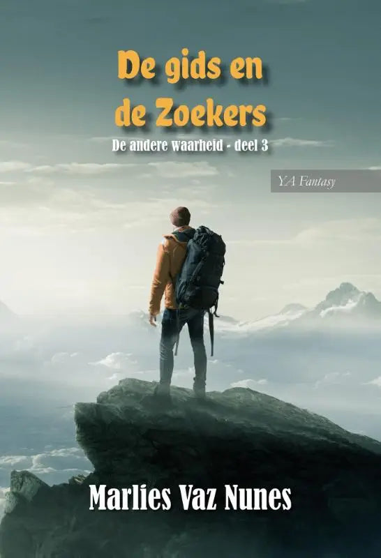 De gids en de zoekers boekcover met man in oranje jas en zwarte rugzak op rotsachtige top bij mistige bergen