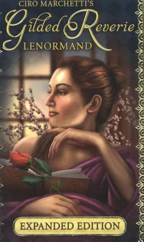 Gilded reverie expanded lenormand kaart met vrouw in paarse mantel die een rode roos en open boek vasthoudt bij raam