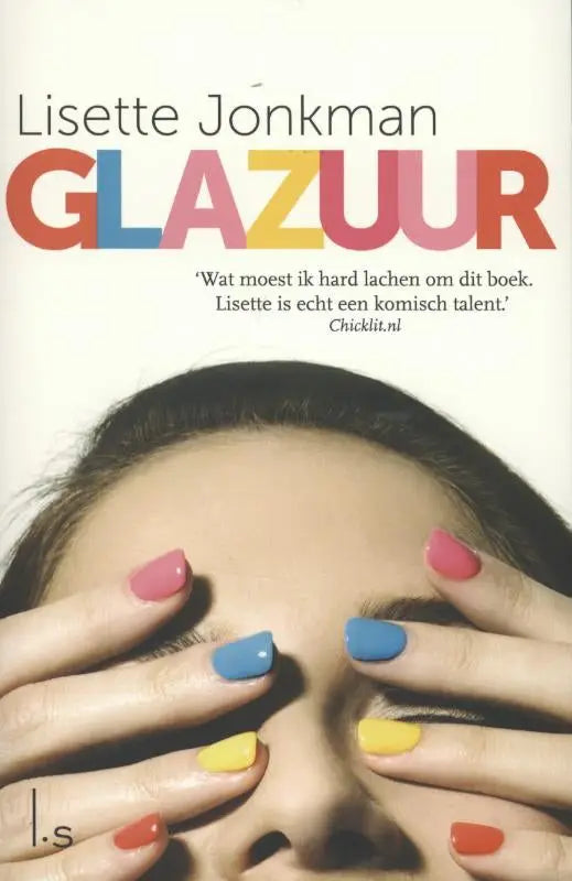 Vrouwelijke handen met glanzende felgekleurde nagellak bedekken ogen in glazuur product van lisette jonkmann