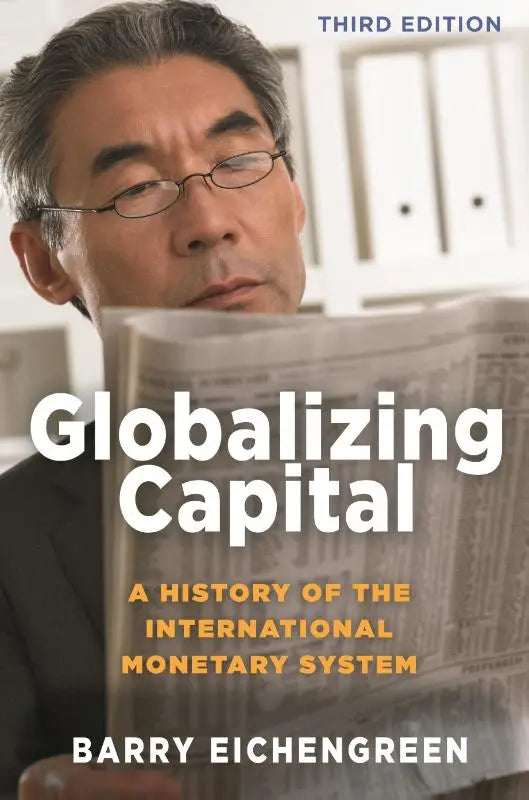 Derde editie van het boek globalizing capital door barry eichengreen toont een man met bril die een krant leest over het internationale monetaire systeem