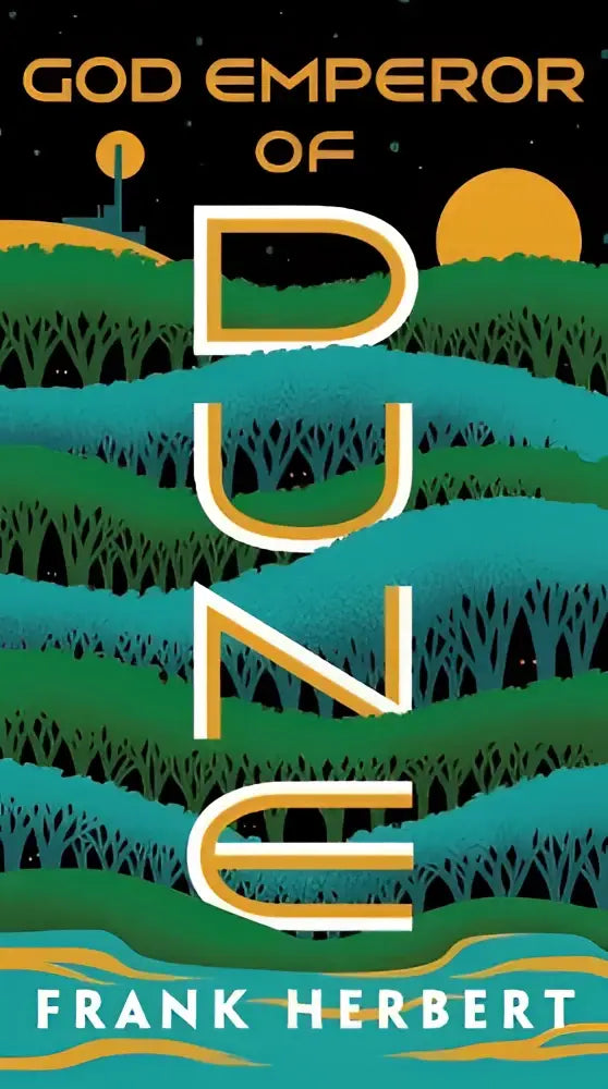 De hoes van god emperor of dune toont dune in witte en gouden letters op een groen heuvellandschap met een oranje zon