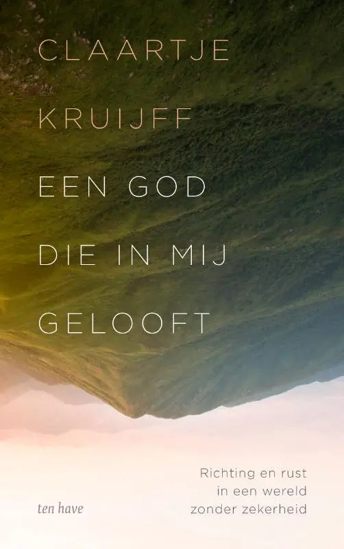 De boekcover van een god die in mij gelooft door claartje kruijff toont een serene achtergrond in groen naar zachtroze en witte tinten met focus op zekerheid en richting