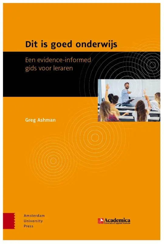 Oranje boekcover van dit is goed onderwijs met zwarte tekst en een foto van instructeur die lesgeeft voor studenten als evidence-informed gids