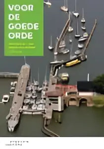 Omslag Voor de goede orde: luchtfoto jachthaven met boten aan steigers