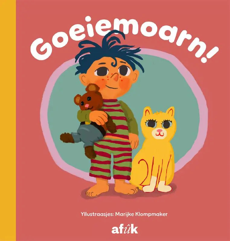 Kind in groene en rode gestreepte pyjama met een bruine teddybeer staand naast een gele kat in goeiemorn product