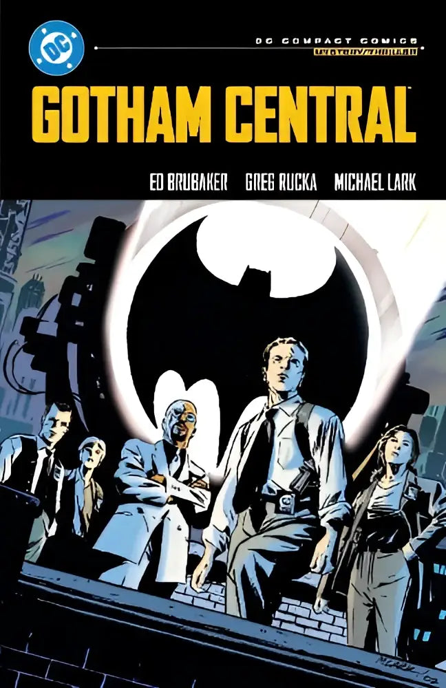 Gotham central dc compact comics hardcover met zwart wit batmanembleem en zes personages op de voorkant