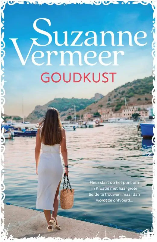 Een goudkust geweven wicker handtas met kettingriem in natuurlijke beige tinten en een casual textuur