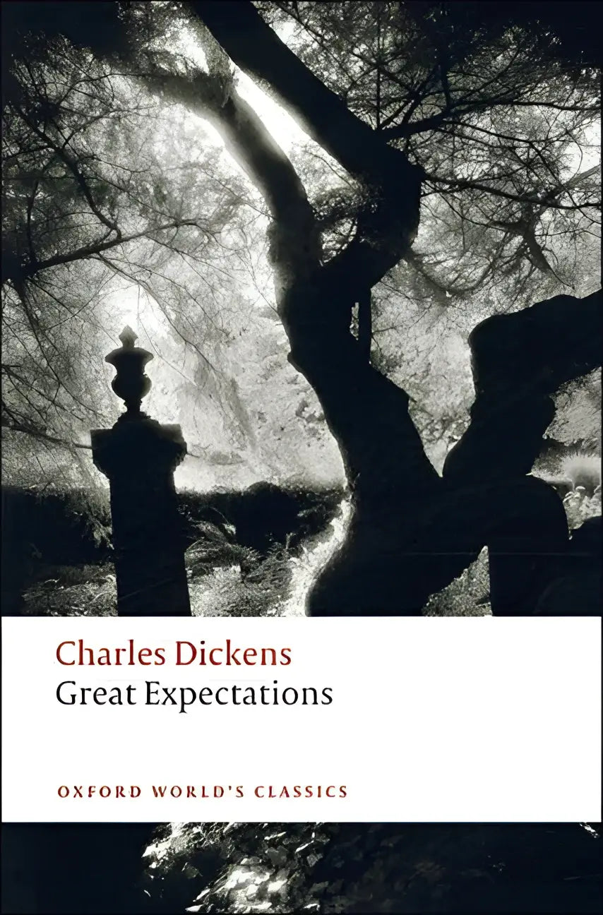 Zwart-witte boekomslag van great expectations door charles dickens met silhouet van bomen en jonge pip