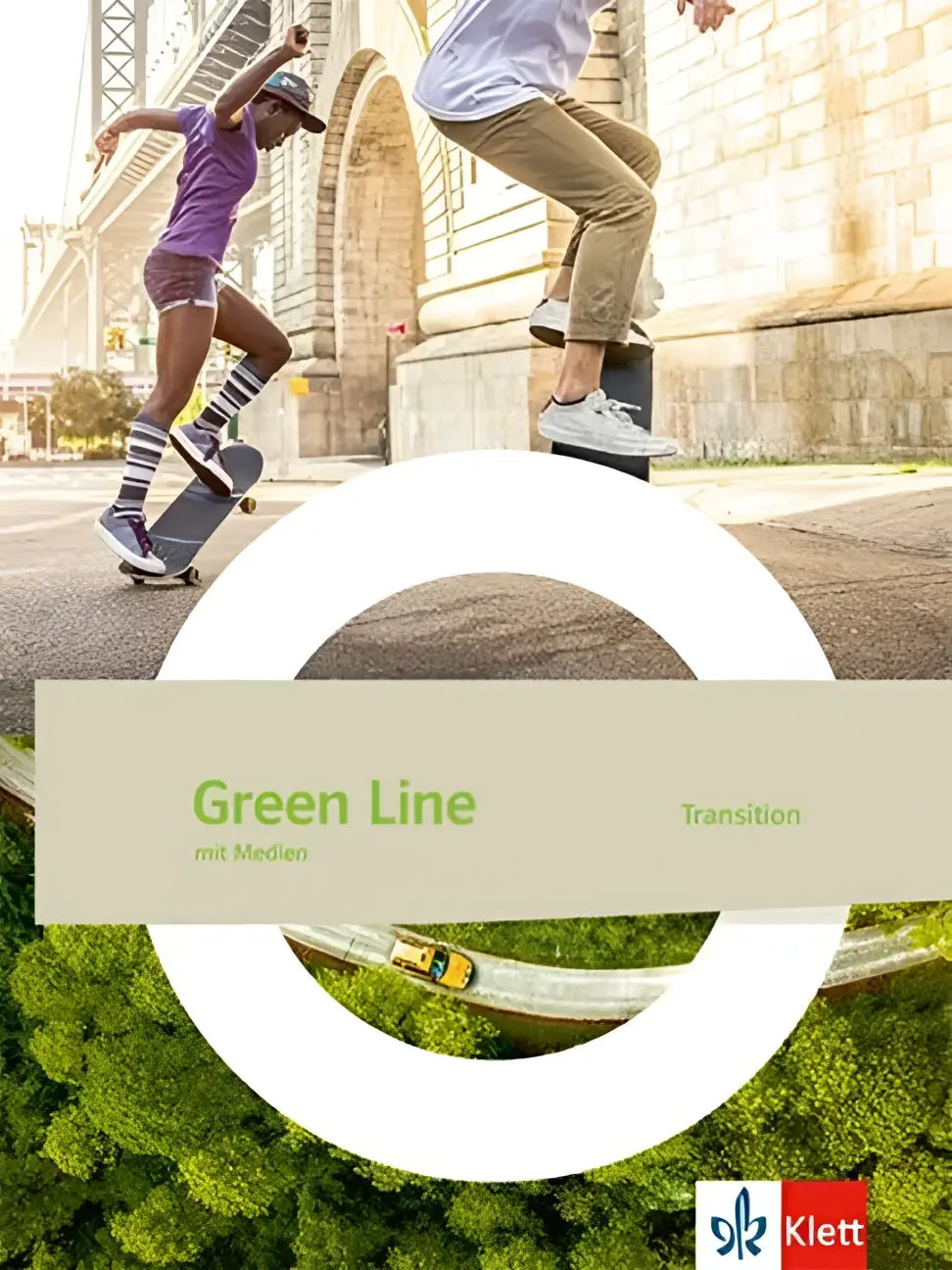 De cover van het green line transition schulbuch met flexibler einband toont een dynamische stedelijke scene met skateboarders en groenvoorziening