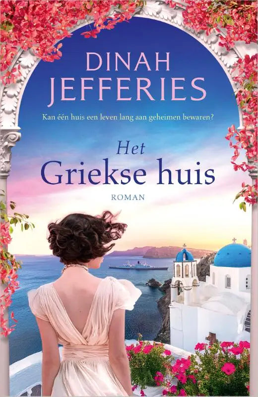 Achterzijde van een vrouw in een licht perzikkleurige off shoulder jurk die het griekse huis en geheimen bewaren symboliseert