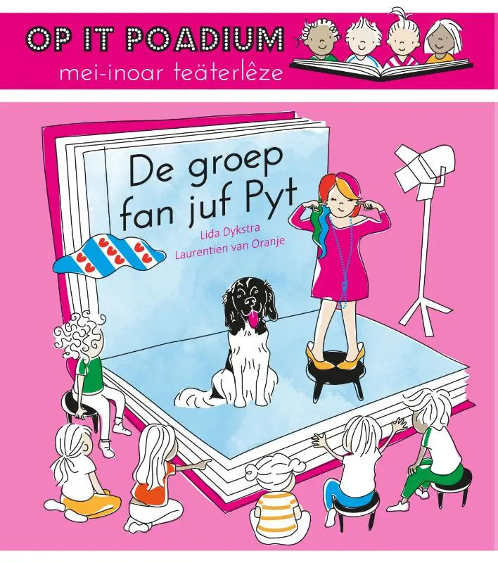 Een levendige roze kinderboekcover van groep fan juf met een podiumillustratie en personages die optreden