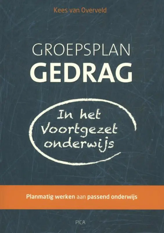 Donkerblauwe boekcover met witte tekst en oranje banner van groepsplan gedrag voor voortgezet onderwijs