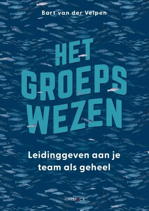 Boekcover van het groepswezen met gedurfde groene letters op een diepe blauwe achtergrond gevuld met zilveren vissen