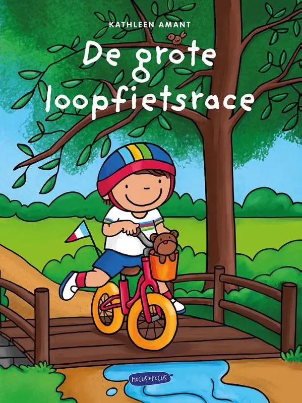 Een kind met een kleurrijke helm rijdt een rode fiets met gele wielen en een teddybeer in een oranje mand grote loopfietsrace jonge lezers