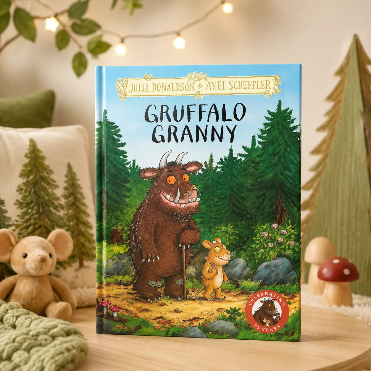 Hardcover kinderboek gruffalo granny van julia donaldson met kleurrijke illustratie van de gruffalo en kleindochter in bos