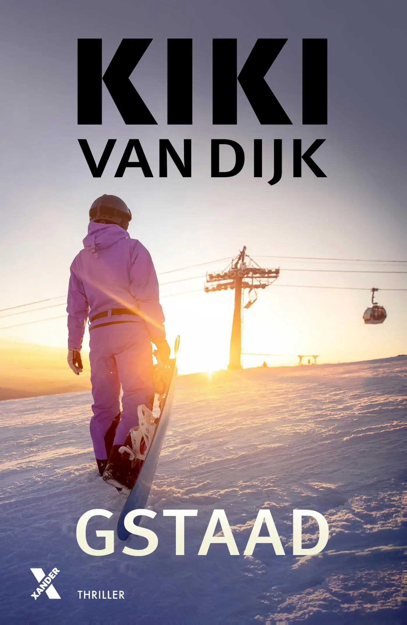 Een persoon in een levendig paarse snowsuit loopt door sneeuw met een blauwe snowboard onder de arm, Gstaad model