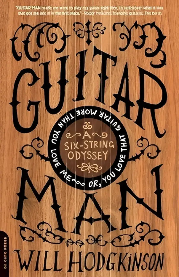 Houten boekomslag met zwarte sierlijke letters en een cirkelvormig embleem voor guitar man a six-string odyssey van will hodgkinson