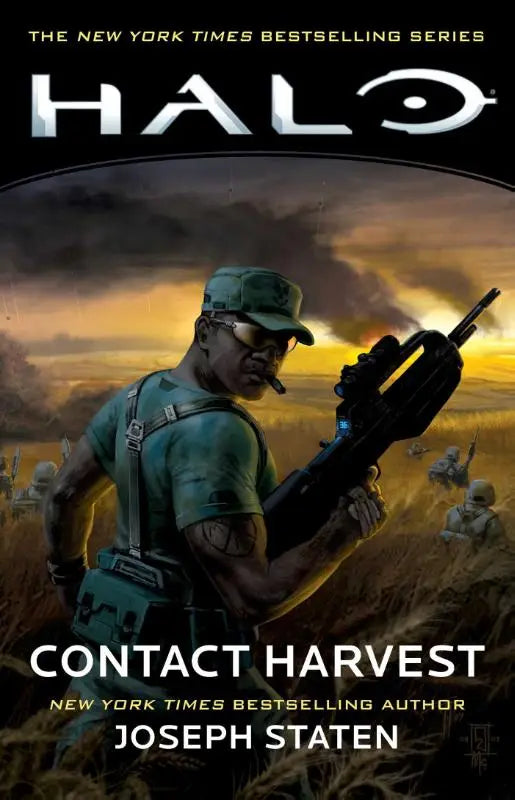 De cover van de halo contact harvest roman toont een soldaat in groene camouflage met een geweer tegen een zonsondergang