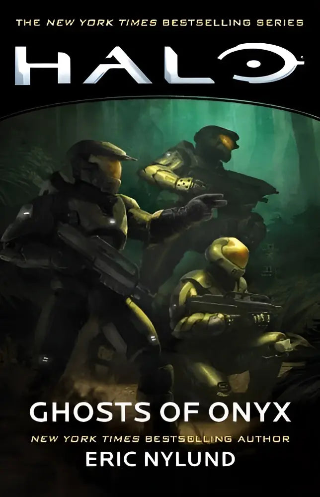 De cover van halo ghosts of onyx toont drie soldaten in matzwarte en gouden harnassen met groen gloeiende vizieren