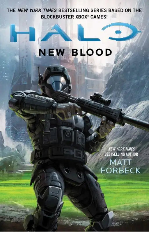 Zwarte geharnaste spartan in volledige gevechtsuitrusting met geweer op de cover van halo new blood door matt forbeck