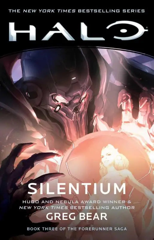 De cover van halo silentium boek drie van de forerunner saga toont een donker gewapend figuur met een oranje gloeiende bol met een silhouet van een blonde vrouw binnenin