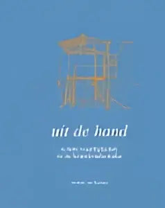 Uit de hand is een lichtblauw boek met gouden foliedruk en een sierlijk embleem van delft digital press